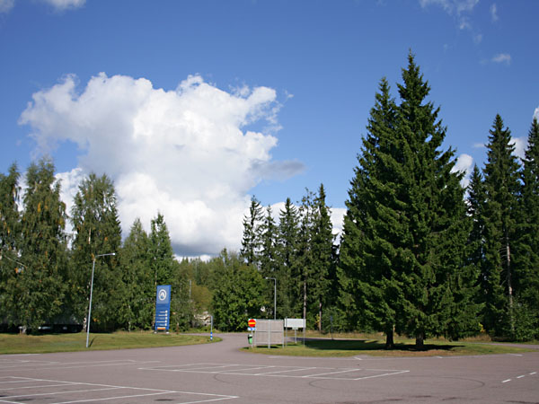 Katsastuaseman piha-aluetta